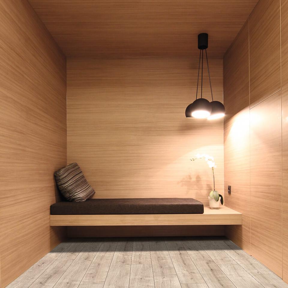 saffier laminaat houten ruimte met simpel bed