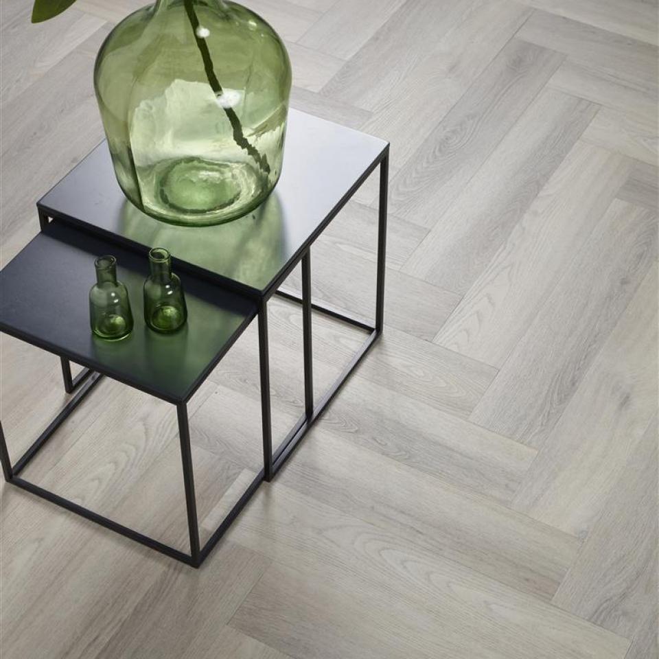 grijs visgraat pvc met tafeltje en plant