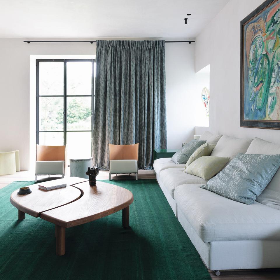 witte bank met groene vloer woonkamer