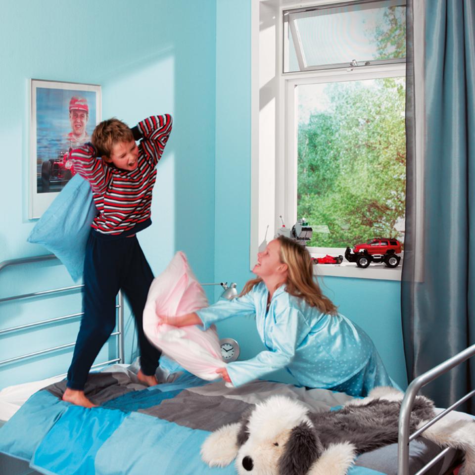 kinderen spelen op het bed